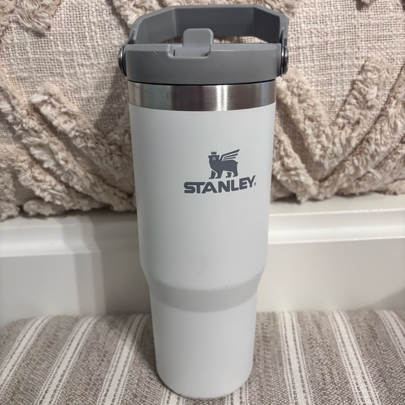 THE ICEFLOW™ FLIP STRAW TUMBLER | 30 OZ - Picture 1 of 4